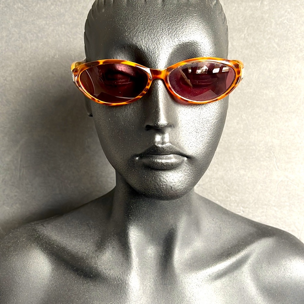 Gucci Tortoiseshell Sunglasses - Picture 2 of 16